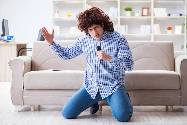 Hombre divertido cantando canciones en karaoke en casa —  Fotos de Stock