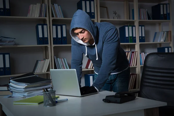 年轻的黑客在夜间侵入计算机 — 图库照片