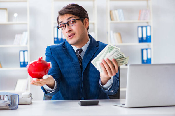 Бизнесмен думает о своих сбережениях во время кризиса