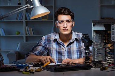 Bilgisayar tamircisi fırçayla toz temizliyor 