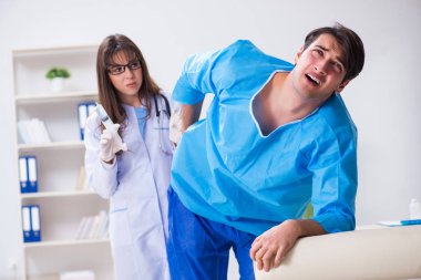 Komik adam şırınga iğnesine hazırlanıyor.