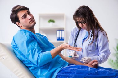 Korkak hasta adam grip aşısına hazırlanıyor.