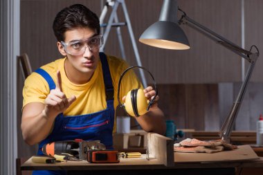 Marangozluk konseptinde tamir atölyesinde çalışan işçi