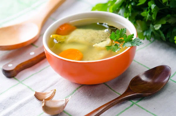 Sopa de peixe servida na mesa em prato — Fotografia de Stock