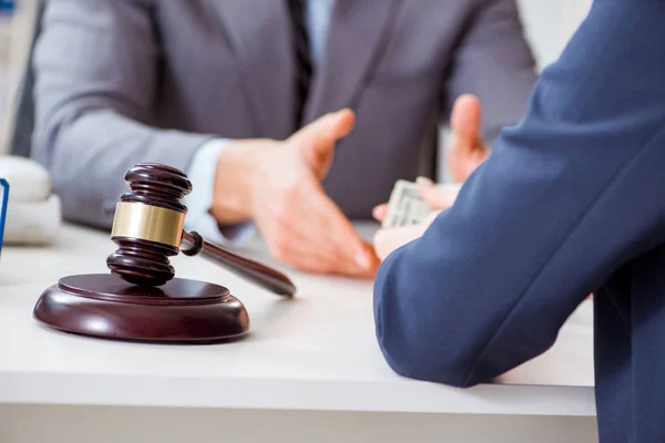 Advokat erbjuds muta för sina tjänster — Stockfoto