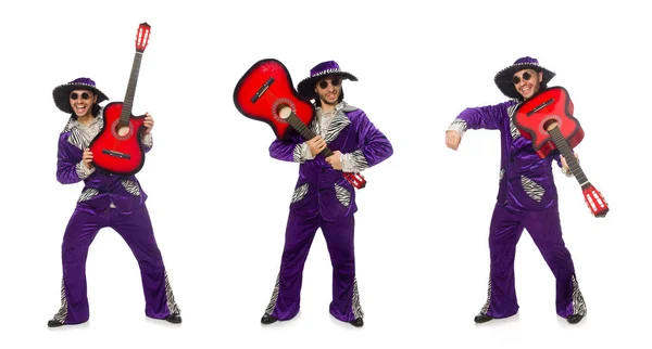 Man in grappige kleding bedrijf gitaar geïsoleerd op wit — Stockfoto