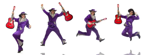 Человек в смешной одежде держит гитару изолированной на белом — стоковое фото