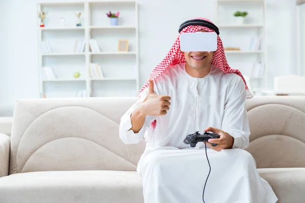 Uomo arabo dipendente dai videogiochi — Foto Stock
