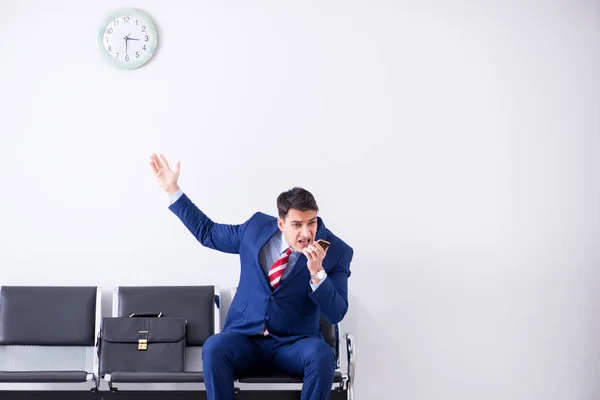 Hombre dirigiéndose al embarque en sala de estar del aeropuerto — Foto de Stock