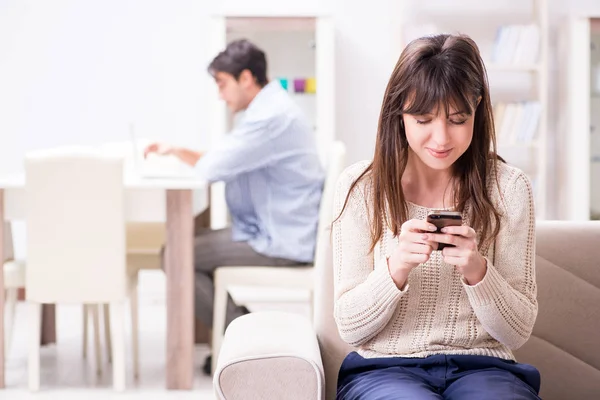 Pareja engañándose en casa — Foto de Stock