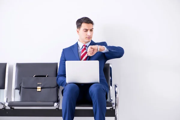 Hombre dirigiéndose al embarque en sala de estar del aeropuerto — Foto de Stock