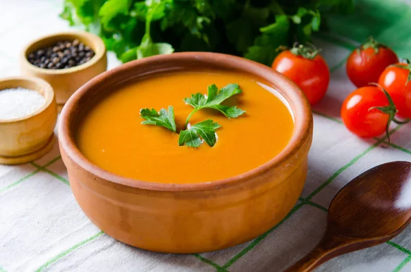 Sopa de tomate preparada em estilo italiano tradicional — Fotografia de Stock