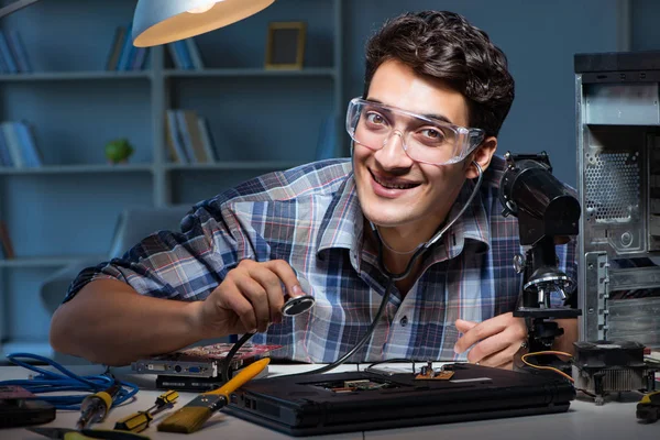 Concept de réparation d'ordinateur avec l'homme inspectant avec stéthoscope — Photo