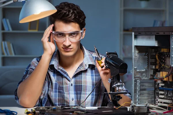 Reparador tratando de reparar portátil con miscroscope — Foto de Stock