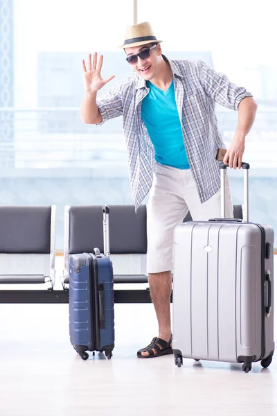 Jongeman op reis voor zijn zomervakantie — Stockfoto