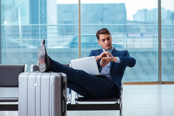 Uomo d'affari in attesa in aeroporto per il suo aereo in affari cla — Foto Stock