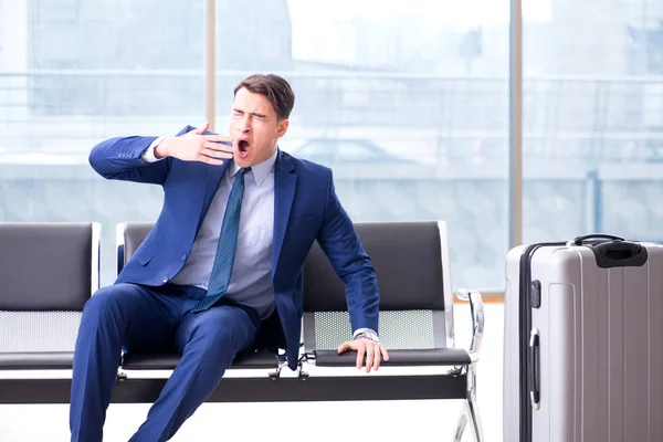 Businessman waiting at the airport for his plane in business cla — Stock Photo, Image