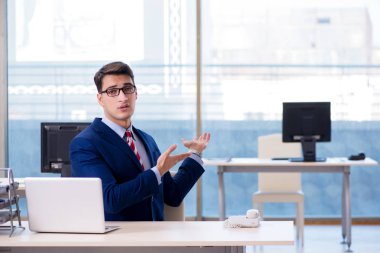İşadamı çalışmayan çalışandan memnun değil