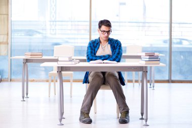 Eski sevgilisine kitap hazırlayan öğrenci boş kütüphanede okuyor