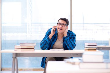 Eski sevgilisine kitap hazırlayan öğrenci boş kütüphanede okuyor