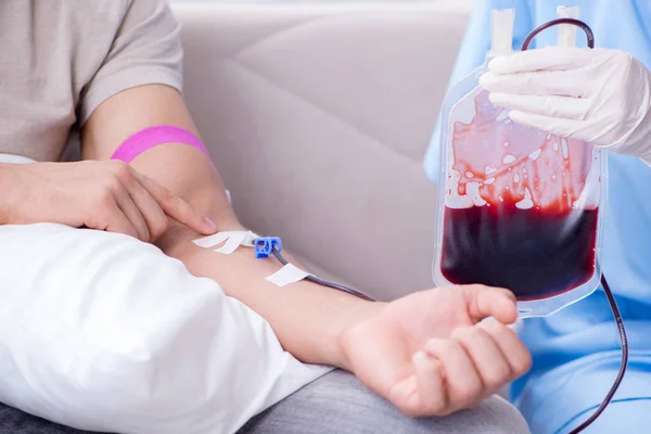 Patient bekommt Bluttransfusion in Klinik — Stockfoto