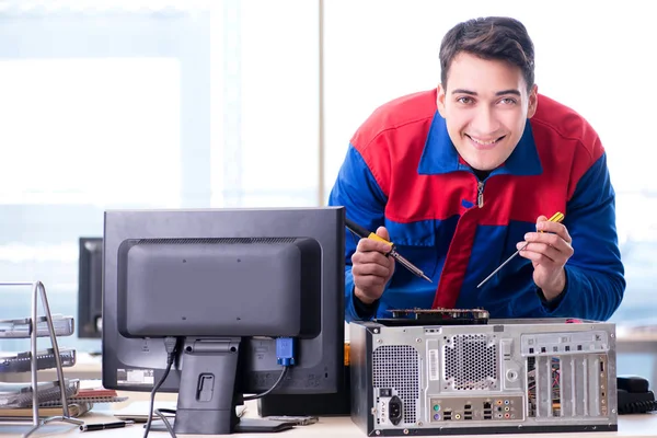 Computer reparateur specialist repareren van computer desktop — Stockfoto