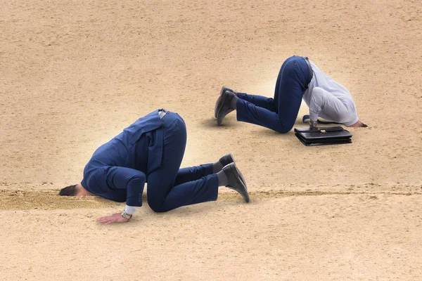 Empresario escondiendo su cabeza en la arena escapando de los problemas —  Fotos de Stock