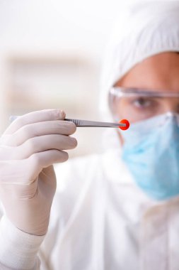 Uyuşturucu sentezi konseptinde laboratuar asistanı