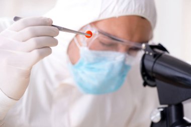 Uyuşturucu sentezi konseptinde laboratuar asistanı