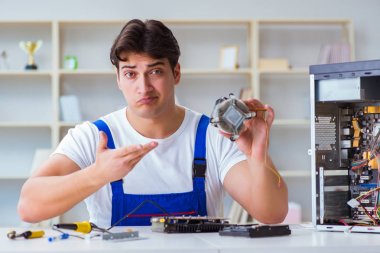 Tecrübeli teknikler tarafından bilgisayar donanımı onarımı ve onarımı