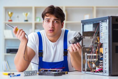 Tecrübeli teknikler tarafından bilgisayar donanımı onarımı ve onarımı