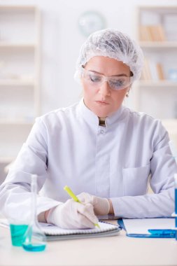 Hastane kliniğinde çalışan kadın kimyager.