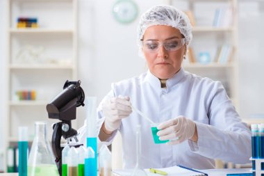 Hastane kliniğinde çalışan kadın kimyager.