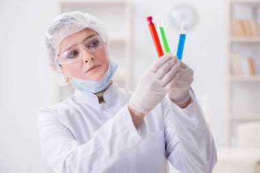 Hastane kliniğinde çalışan kadın kimyager.