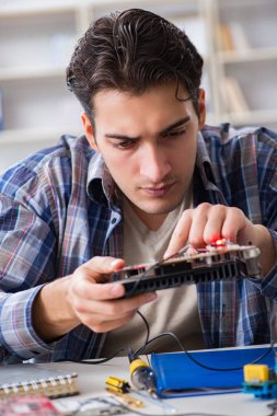 Tecrübeli teknikler tarafından bilgisayar donanımı onarımı ve onarımı