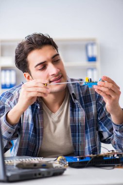 Tecrübeli teknikler tarafından bilgisayar donanımı onarımı ve onarımı