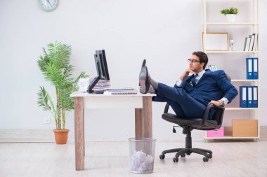 Masada çalışan yakışıklı bir işadamı.