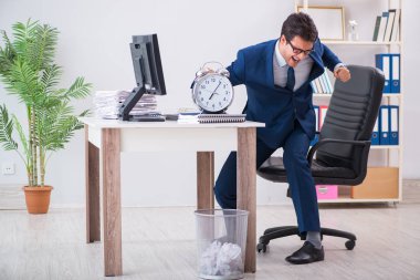 Acil ve son teslim tarihi konseptinde alarm veren bir işadamı. 