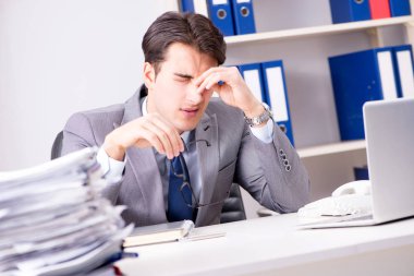 İşadamı işkolik evrak işleriyle boğuşuyor