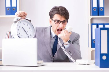 Acil ve son teslim tarihi konseptinde alarm veren bir işadamı. 