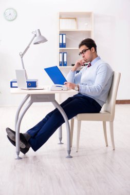 Masada çalışan yakışıklı bir işadamı.