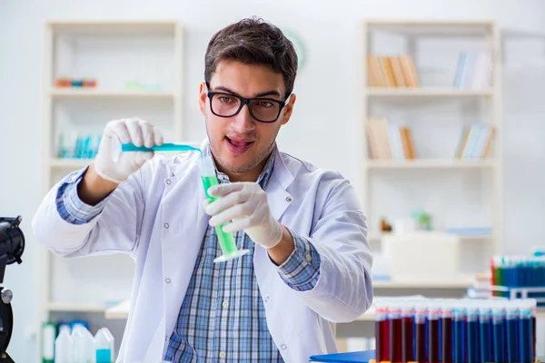Jonge chemicus die in het lab werkt aan chemicaliën — Stockfoto
