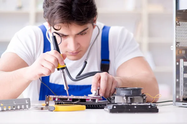 Reparação de hardware de computador e conceito de fixação por techn experiente — Fotografia de Stock