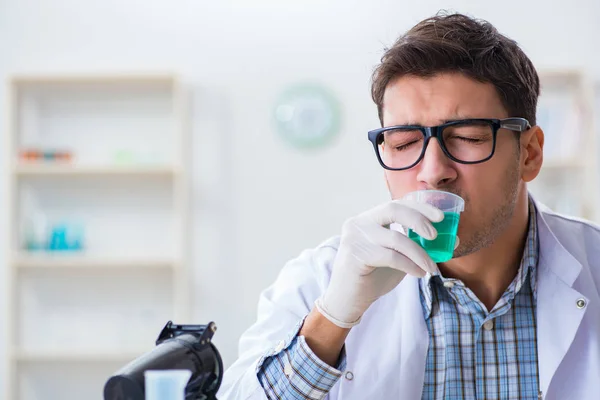 Giovane studente di chimica che lavora in laboratorio sui prodotti chimici — Foto Stock