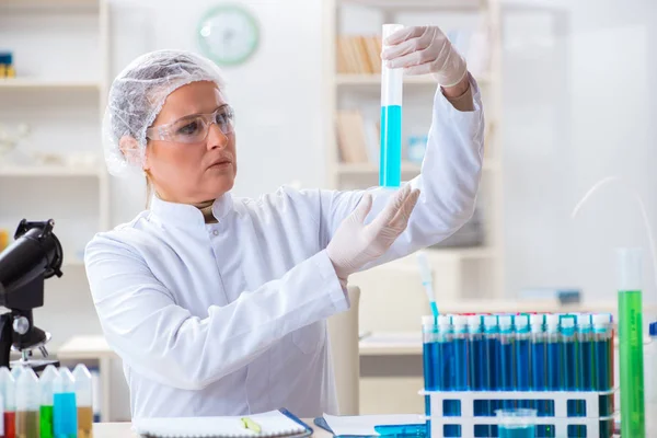 Mulher química que trabalha no laboratório de clínica hospitalar — Fotografia de Stock