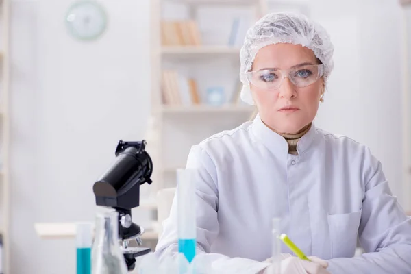 Vrouw chemicus werkt in ziekenhuis kliniek lab — Stockfoto