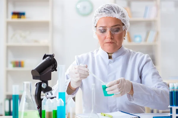 Vrouw chemicus werkt in ziekenhuis kliniek lab — Stockfoto