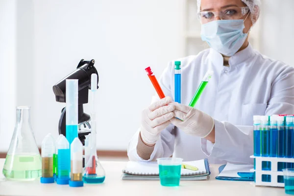 Mulher química que trabalha no laboratório de clínica hospitalar — Fotografia de Stock