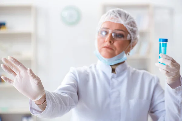 Mulher química pressionando botão virtual no laboratório — Fotografia de Stock