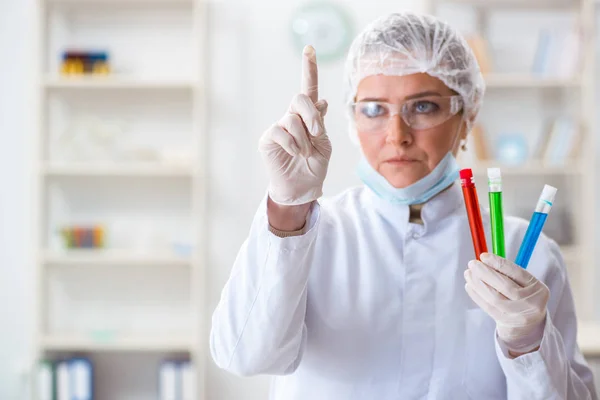 Mujer química presionando botón virtual en el laboratorio —  Fotos de Stock